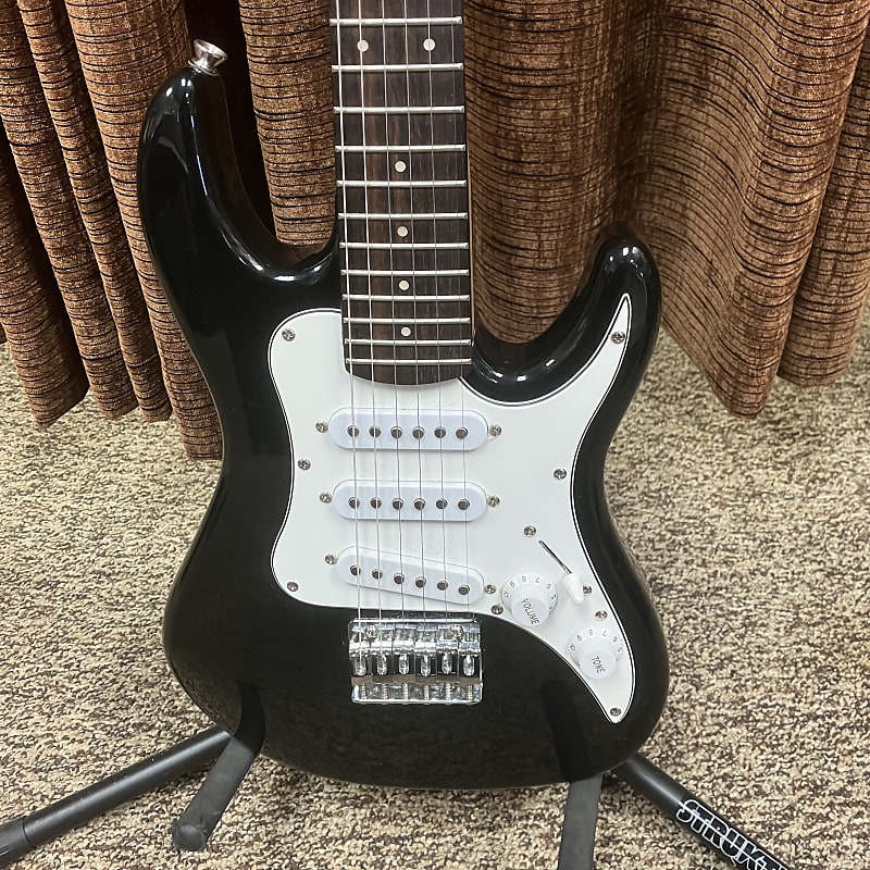 AXL 1/2 Sized Electric Guitar, Strat Style Black image 1