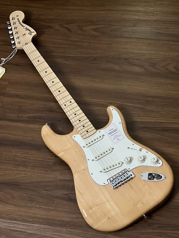 Fender Japan Traditional II 70s Stratocaster with Maple FB in Natural