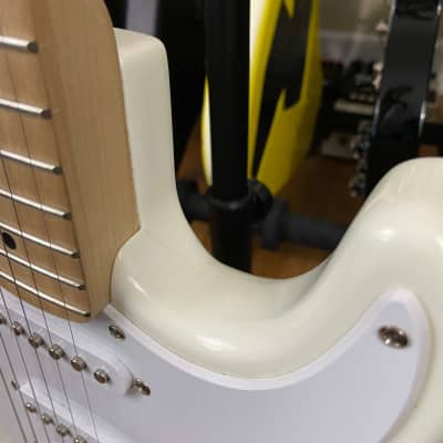 Squier Mini Stratocaster V2 with Maple Fretboard 2018 - Present Arctic White image 8