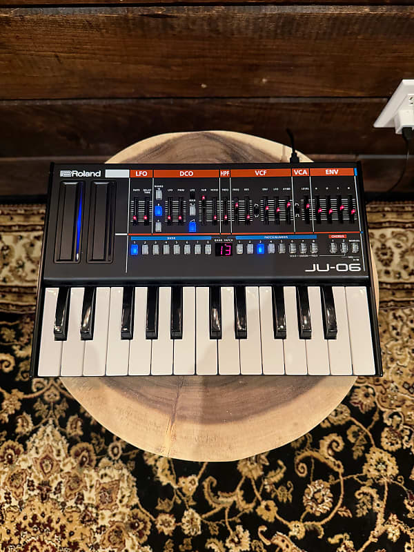 Roland JU-06 Boutique Series Synthesizer w/ K-25m Keyboard