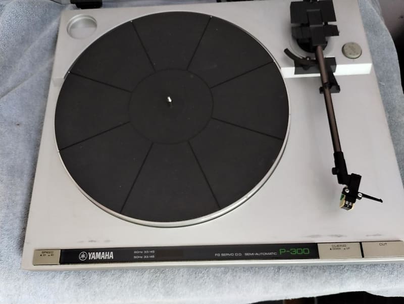 Yamaha P300 turntable in very good condition - 1980&#039;s  			