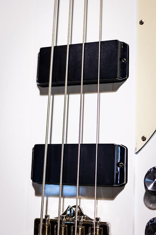 Epiphone Thunderbird 4-String Bass LTD Custom Shop - White w Epiphone Thunderbird 4-String Bass LTD Custom Shop - White w