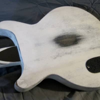 Harden Engineering- DC1, double cut, distressed arctic white, with hardshell case 2023 image 4