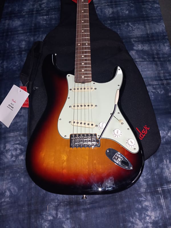 Fender Vintera 60's Stratocaster 3 Color Sunburst 7.8lbs Floor