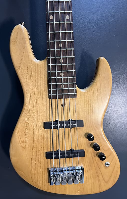 R Bass 5 R bass 5 Natural Reverb