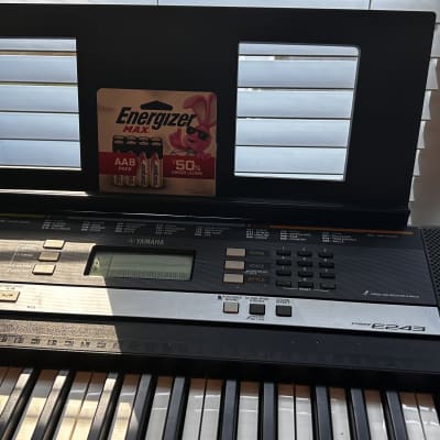 Yamaha PSR-E263 61-Key Portable Keyboard 2017 - Present - Black