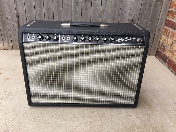 Vibro deluxe magic amps top