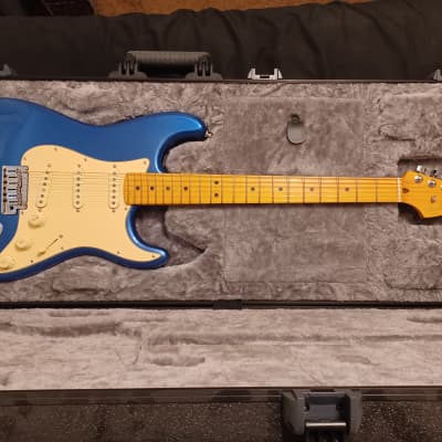 Fender American Ultra Stratocaster - Cobra Blue + Hard Shell Case image 4