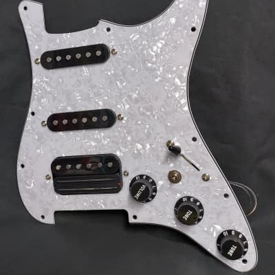Rock'n R Guitars Loaded HSS for Strat Pickguard W/GM Tri