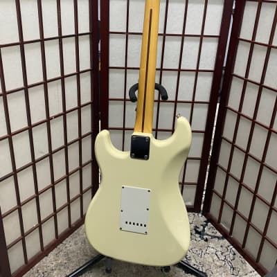 Squier Standard Stratocaster with Maple Fretboard (Made In Japan) 1984 - 1987 - Arctic White image 2