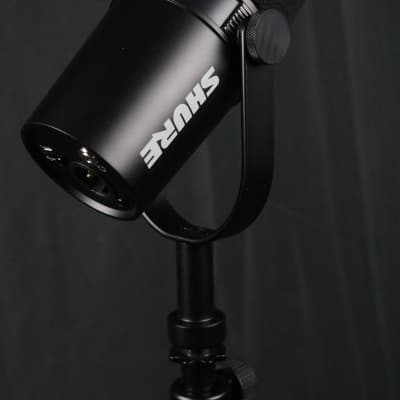 Shure MV7 Dynamic USB Podcast Microphone 2020 Black image 3