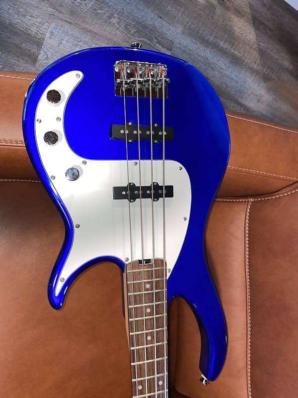 PEAVEY Millestone エレキベース 4弦 ブルー Peavey Milestone 4 String Electric Bass | Music & Arts