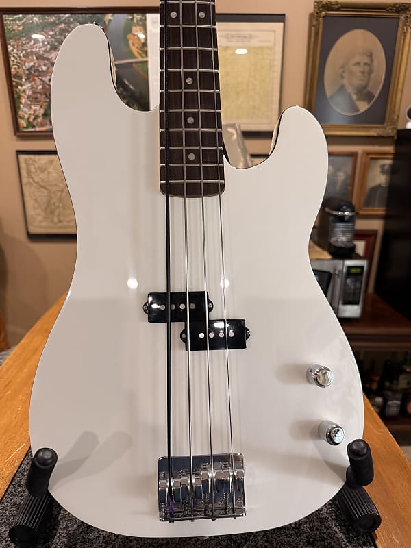 【FENDER】Aerodyne Special Precision Bass Fender Aerodyne Special Precision Bass - Bright White | Sweetwater