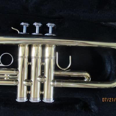 Mendoni brand trumpet with case and mouthpiece image 4