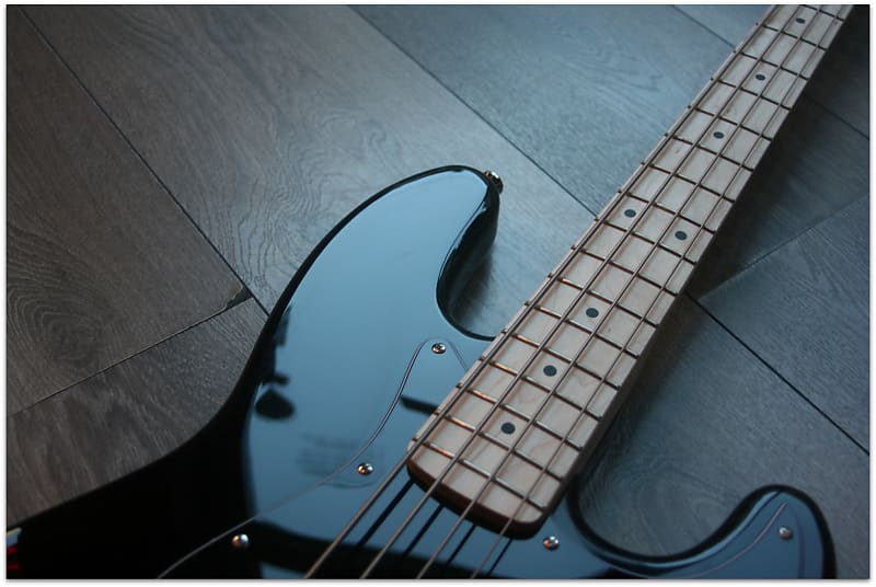 Squier by Fender Affinity Series Active Jazz Bass (Olympic
