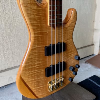 Fender American Deluxe Zone Bass 2001 - 2006