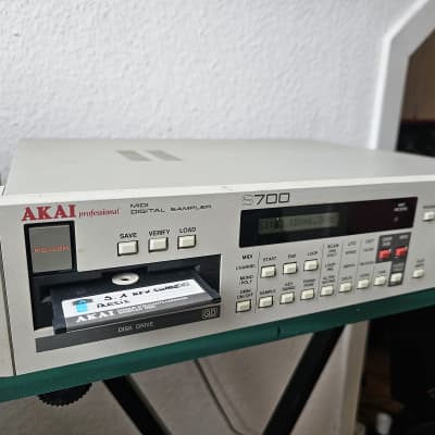 Akai S700 MIDI Digital Sampler 1987 - White