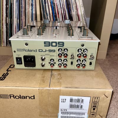 Roland 909 DJ-99 (MINT) 2-Channel DJ Scratch Mixer