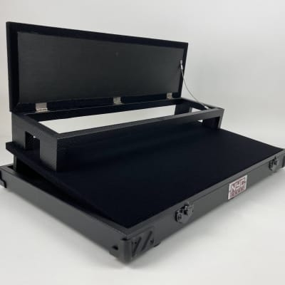 NYC Pedalboards Gigman Deluxe Pedalboard/Case Combo with Flip-Top Riser 2023 - Black Carbon Fiber Tolex image 2