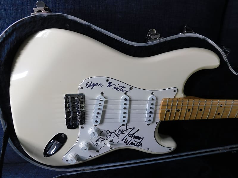 パパ　Fender CLASSIC 70S STRAT YWH/R Classic Vibe '70s Stratocaster® – Fender