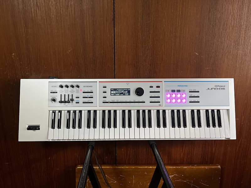 Roland JUNO-DS 61 61-key Synthesizer Special Edition White w/ gig bag  juno-ds61w