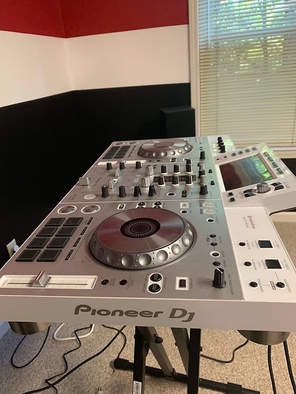 Pioneer XDJ-RX2 (WHITE) WITH MAGMA CARRY CASE 2019