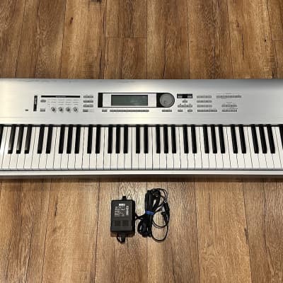 Korg Triton LE 88-Key 62-Voice Polyphonic Workstation 2000 -2002 - Silver