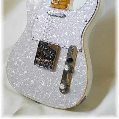 Dillion Tell-E  covered in White pearloid image 1