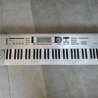 Korg Triton LE 61-Key 62-Voice Polyphonic Workstation 2000 - 2002 - Silver