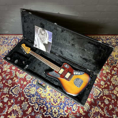 + Video Fender 2014 Kurt Cobain Roadworn Jaguar Sunburst Guitar + Case + Book - Nirvana image 2