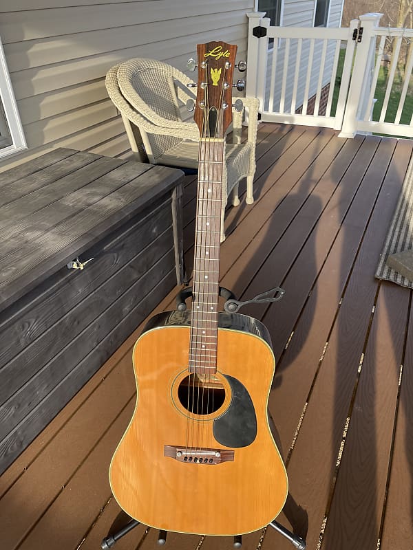 Lyle store acoustic guitar