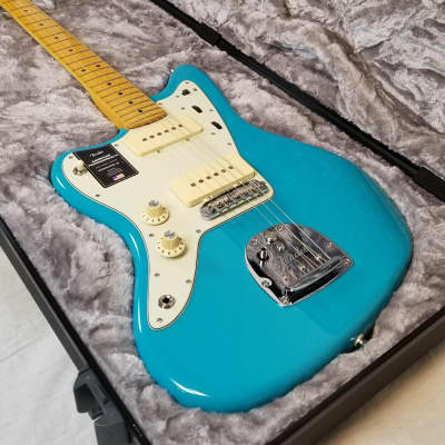 Fender American Professional II Jazzmaster Left-Hand, Electric Guitar Maple Fingerboard, Miami Blu image 2