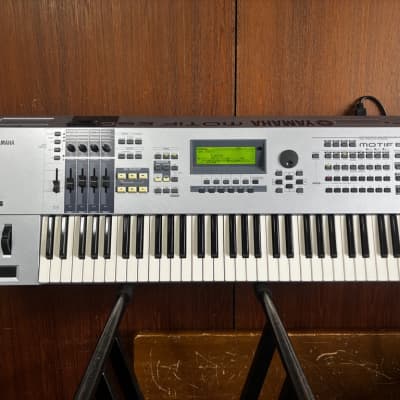 Yamaha MOTIF ES6 Music Production Synthesizer w/ case