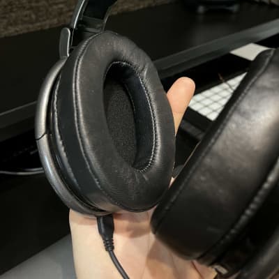 Sennheiser HD 650 Reference Headphones with Brainwavz Earpads image 6