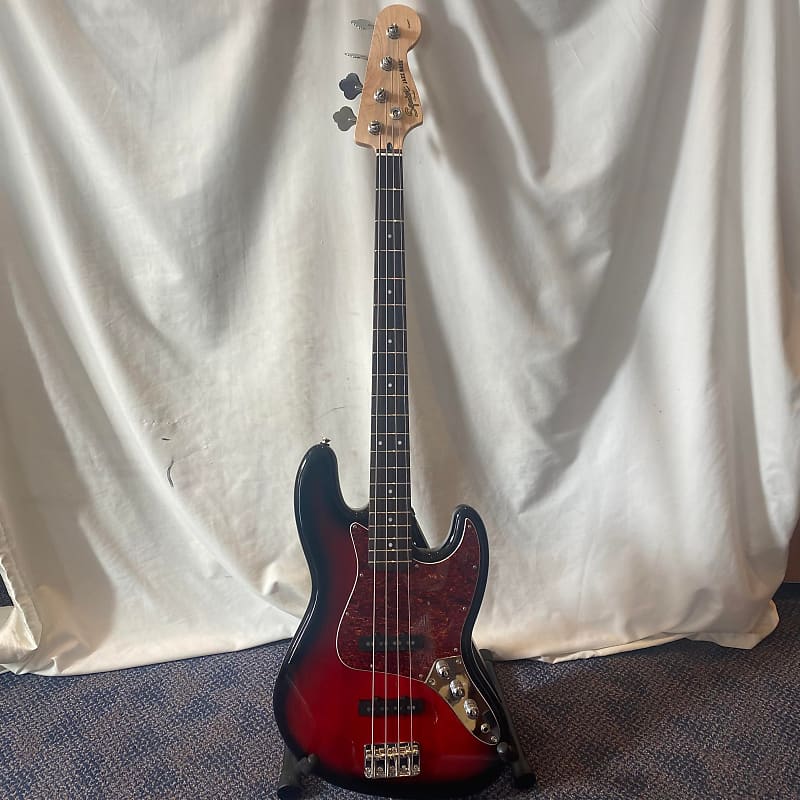 Squier Standard Series Jazz Bass - Red Burst