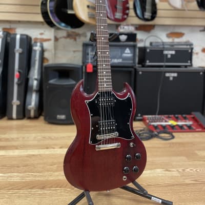 ギター Gibson USA SG FADED 2017 T worn cherry Gibson SG Faded T Worn Cherry (2017) - Guitar Compare