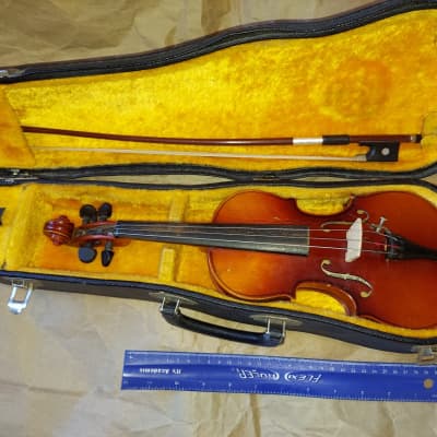 used Suzuki Model 220 1/2 size violin with case and bow Made used Suzuki Model 220 1/2 size violin with case and bow Made