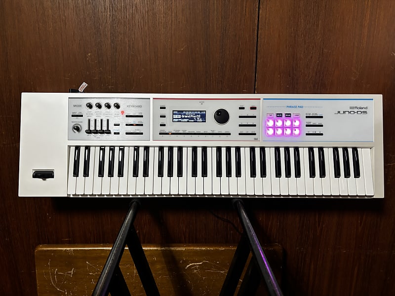 Roland JUNO-DS 61 61-key Synthesizer Special Edition White w/ gig bag juno-ds61w  | Reverb