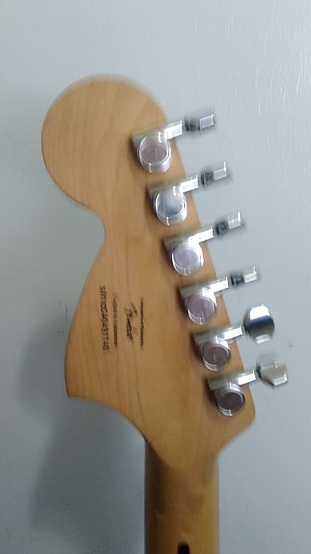 パーティを彩るご馳走や Squier standard Stratocaster エレキギター