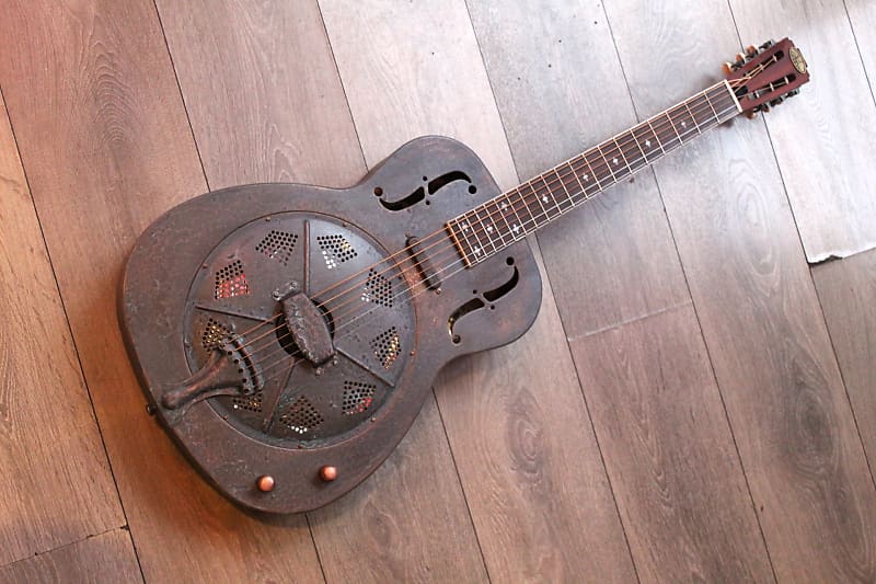 ROYALL "Blues Hound Distressed Relic Brass Finish 14 Fret Single Cone Resonator With Pickup" SOFTCASE, 3, 9 KG image 1