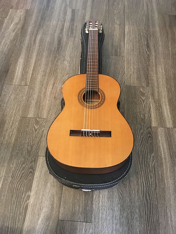 Estrella classical outlet guitar