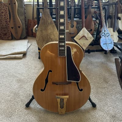 1928年ギブソンL-5スタイル 単板高コスパ品！The Loar LH-700 LH-700 Vintage Sunburst ピックギター / LOAR - YouTube