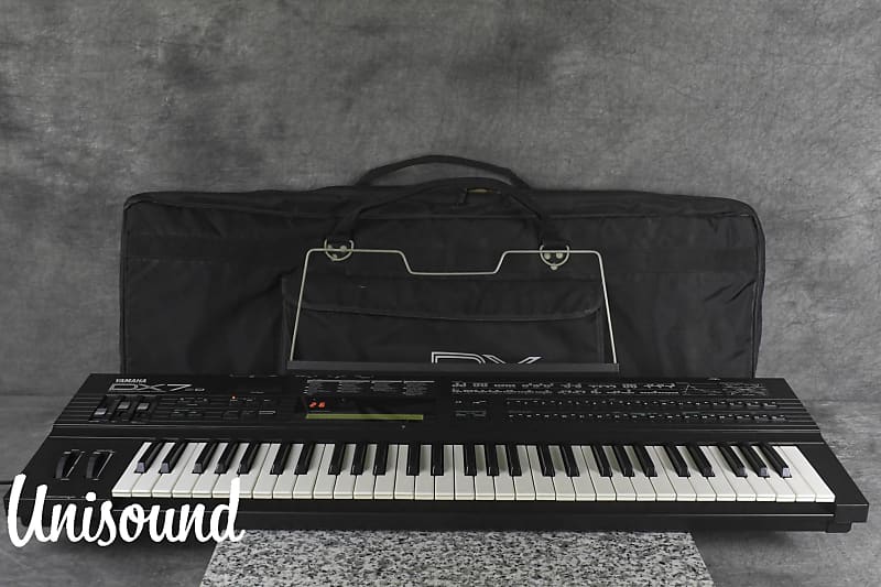 YAMAHA DX7 II-D Digital Programmable Algorithm Synthesizer in Very