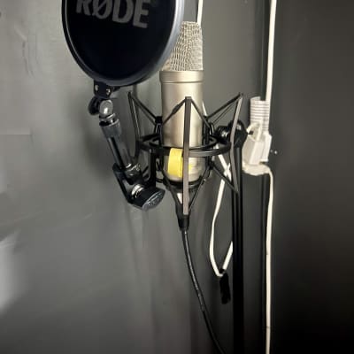RODE NT1-A Large Diaphragm Cardioid Condenser Microphone 2002 - Present - Silver