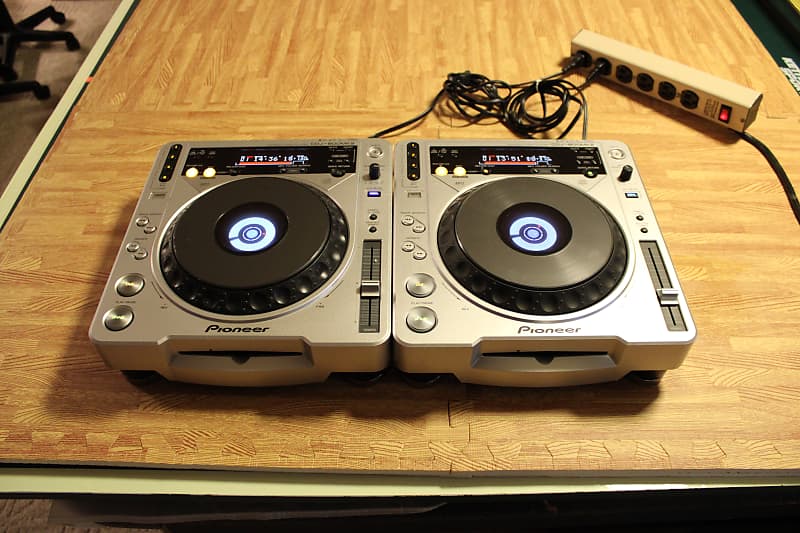 2) Pioneer CDJ-800 MK2 - Silver - Digital Turntables CDJS