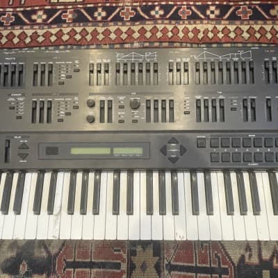 Roland JD-800 61-Key Programmable Synthesizer 1991 - 1995 - Carbon