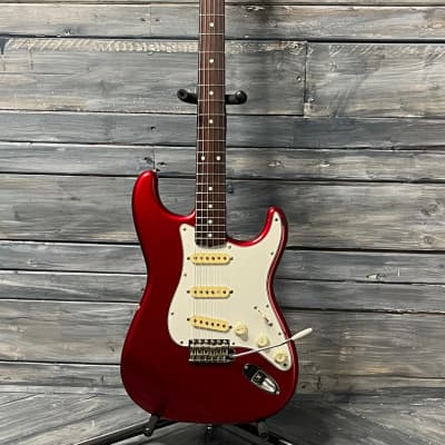 Used Fender 1986 '62 Reissue MIJ Stratocaster Electric Guitar with Hard Shell Fender Case - Candy Apple Red image 2