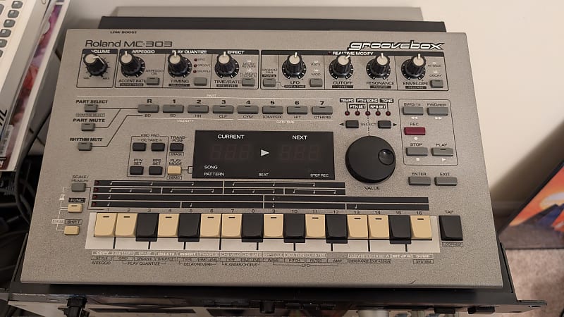 Roland ローランド MC-303 グルーヴボックス Roland MC-303 Groovebox 1990 - 1998 | Reverb Canada