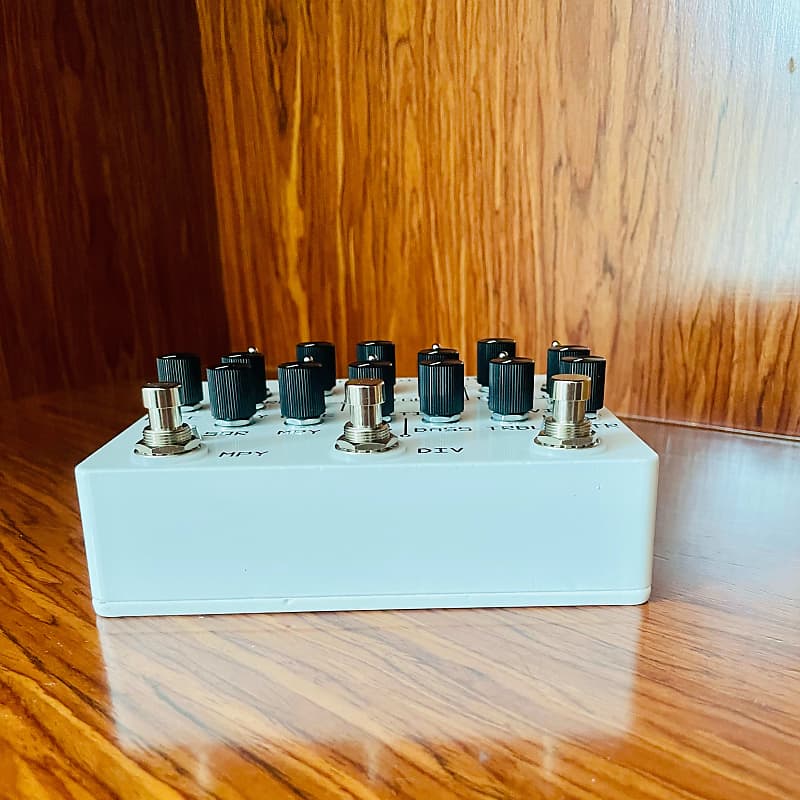 Montreal Assembly PURPLL white with metal knobs 2023 | Fast Montreal Assembly PURPLL white with metal knobs 2023 | Fast