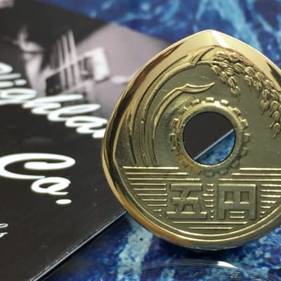 The Highland Plectrum Co. One Japanese 5 Yen Brass Coin Plectrum. image 2